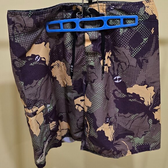 2 Pairs of Men's Board Shorts - Picture 9 of 9